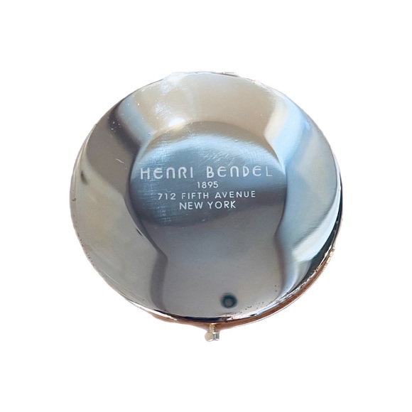 NEW RARE Henri Bendel Compact Mirror “Chic Lady Walking Dog” - WHITE/SILVER - Picture 2 of 3